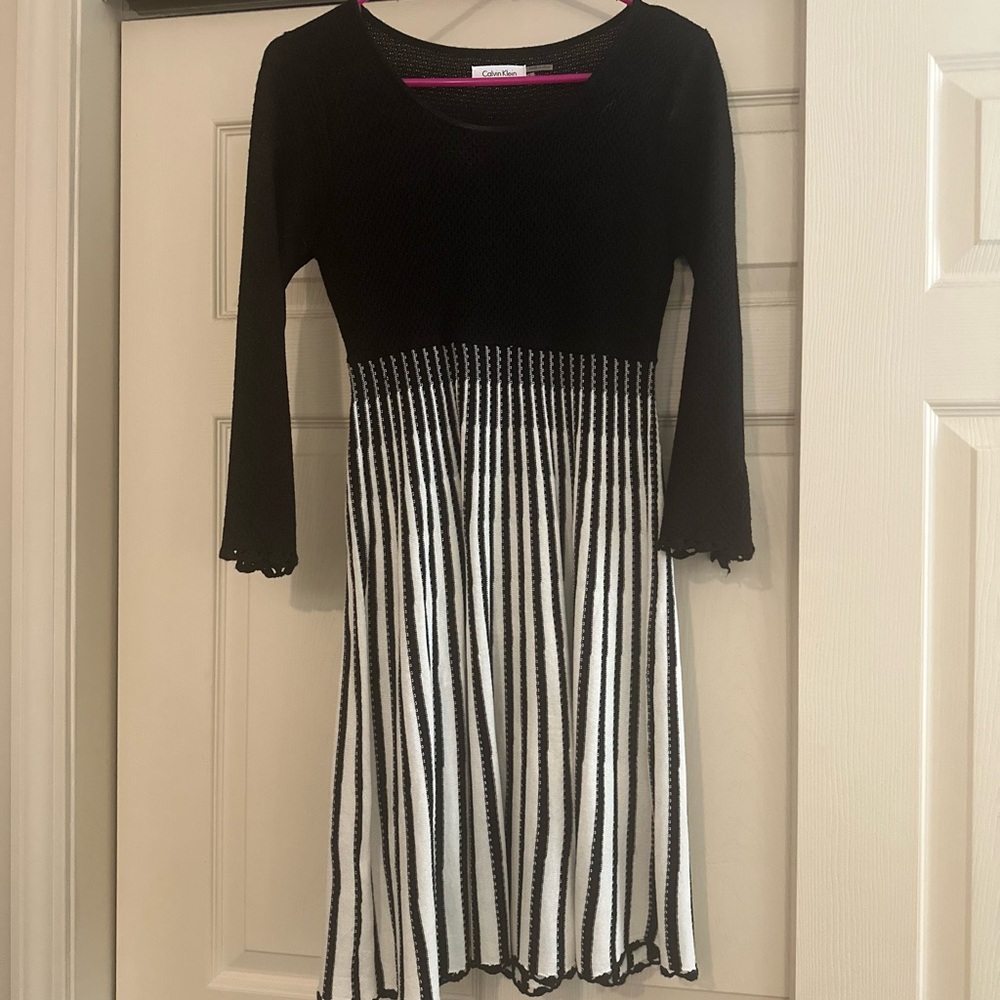 A lightweight, soft knit , knee length dress. 3 quarter sleeve never